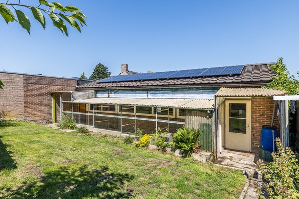 Foto - Verkocht onder voorbehoud: Ruime en veelzijdige vrijstaande woning met 173 m² woonoppervlakte,  extra leefverdieping, 3 slaapkamers (mogelijkheid tot 4), 2 badkamers, royaal bijgebouw en tuin op het zuidoosten in Hulsberg